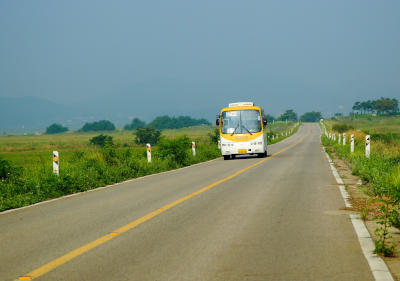 Bus fährt über eine Landstraße