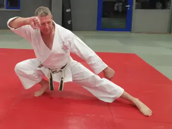 Gerd Henze in tiefer Karate-Position